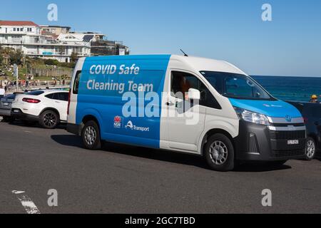 Sydney, Australie. Samedi 7 août 2021. La fourgonnette Covid Safe Cleaning arrive à Bondi Beach. Les restrictions de verrouillage pour le Grand Sydney ont été prolongées de quatre semaines jusqu'au 28 août en raison de la propagation de la variante Delta et pourraient être prolongées. Crédit : Paul Lovelace/Alamy Live News Banque D'Images