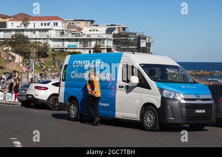 Sydney, Australie. Samedi 7 août 2021. La fourgonnette Covid Safe Cleaning arrive à Bondi Beach. Les restrictions de verrouillage pour le Grand Sydney ont été prolongées de quatre semaines jusqu'au 28 août en raison de la propagation de la variante Delta et pourraient être prolongées. Crédit : Paul Lovelace/Alamy Live News Banque D'Images