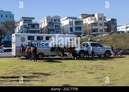 Sydney, Australie. Samedi 7 août 2021. Véhicule de police monté à Bondi Beach. Les restrictions de verrouillage pour le Grand Sydney ont été prolongées de quatre semaines jusqu'au 28 août en raison de la propagation de la variante Delta et pourraient être prolongées. Crédit : Paul Lovelace/Alamy Live News Banque D'Images