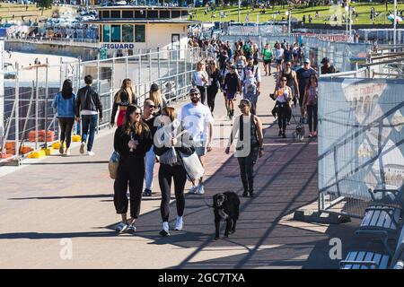 Sydney, Australie. Samedi 7 août 2021. Les gens du coin s'entraînent et profitent d'une belle journée d'hiver avec des températures d'environ 20 ºC à Bondi Beach. Les restrictions de verrouillage pour le Grand Sydney ont été prolongées de quatre semaines jusqu'au 28 août en raison de la propagation de la variante Delta et pourraient être prolongées. Crédit : Paul Lovelace/Alamy Live News Banque D'Images