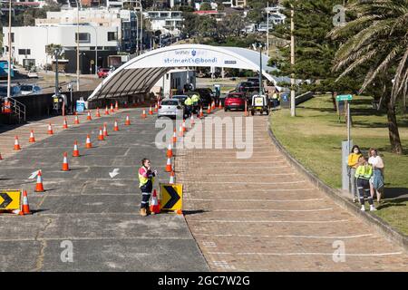 Sydney, Australie. Samedi 7th août 2021. Traversez la clinique de test Covid-19 à Bondi Beach. Les restrictions de verrouillage pour le Grand Sydney ont été étendues de quatre semaines à 28 août en raison de la propagation de la variante Delta et pourraient être étendues. Crédit : Paul Lovelace/Alamy Live News Banque D'Images