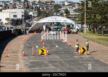 Sydney, Australie. Samedi 7th août 2021. Traversez la clinique de test Covid-19 à Bondi Beach. Les restrictions de verrouillage pour le Grand Sydney ont été étendues de quatre semaines à 28 août en raison de la propagation de la variante Delta et pourraient être étendues. Crédit : Paul Lovelace/Alamy Live News Banque D'Images