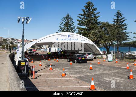 Sydney, Australie. Samedi 7th août 2021. Traversez la clinique de test Covid-19 à Bondi Beach. Les restrictions de verrouillage pour le Grand Sydney ont été étendues de quatre semaines à 28 août en raison de la propagation de la variante Delta et pourraient être étendues. Crédit : Paul Lovelace/Alamy Live News Banque D'Images