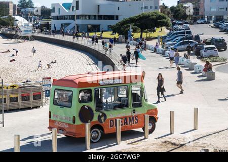 Sydney, Australie. Samedi 7 août 2021. Les gens du coin s'entraînent et profitent d'une belle journée d'hiver avec des températures d'environ 20 ºC à Bondi Beach. Les restrictions de verrouillage pour le Grand Sydney ont été prolongées de quatre semaines jusqu'au 28 août en raison de la propagation de la variante Delta et pourraient être prolongées. Crédit : Paul Lovelace/Alamy Live News Banque D'Images