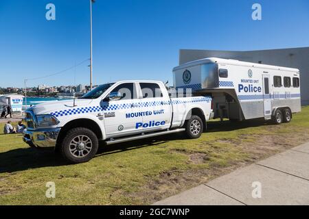 Sydney, Australie. Samedi 7 août 2021. Véhicule de police monté à Bondi Beach. Les restrictions de verrouillage pour le Grand Sydney ont été prolongées de quatre semaines jusqu'au 28 août en raison de la propagation de la variante Delta et pourraient être prolongées. Crédit : Paul Lovelace/Alamy Live News Banque D'Images