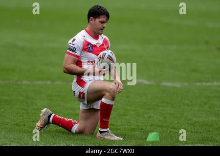 Saint Helenss' Lachlan Coote s'aligne sur une conversion lors du match de la Super League de Betfred au stade Totally Wicked, St Helens. Date de la photo: Samedi 7 août 2021. Banque D'Images