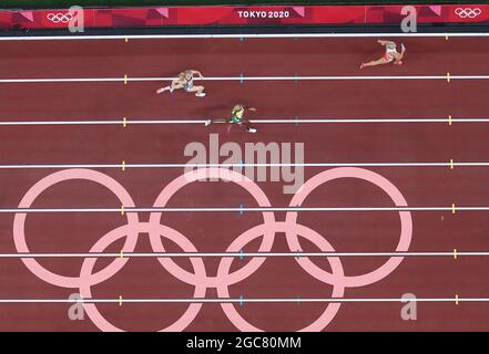 Tokyo, Japon. 7 août 2021. Les athlètes participent à la finale féminine de 4x400m aux Jeux Olympiques de Tokyo en 2020 à Tokyo, au Japon, le 7 août 2021. Credit: Zhang Chuanqi/Xinhua/Alay Live News Banque D'Images