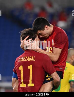 Yokohama, Japon. 7 août 2021. Mikel Oyarazabal (L) d'Espagne fête avec son coéquipier Pedri Gonzalez après avoir inscrit un but lors de la finale de football masculin entre le Brésil et l'Espagne aux Jeux Olympiques de Tokyo 2020 à Yokohama, au Japon, le 7 août 2021. Crédit: Lu Yang/Xinhua/Alay Live News Banque D'Images