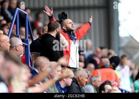 Birkenhead, Royaume-Uni. 07e août 2021. Les fans de Walsall apprécient le jeu. EFL Skybet football League Two Match, Tranmere Rovers v Walsall à Prenton Park, Birkenhead, Wirral le samedi 7 août 2021. Cette image ne peut être utilisée qu'à des fins éditoriales. Utilisation éditoriale uniquement, licence requise pour une utilisation commerciale. Aucune utilisation dans les Paris, les jeux ou les publications d'un seul club/ligue/joueur.pic par Chris Stading/Andrew Orchard sports Photography/Alamy Live News crédit: Andrew Orchard sports Photography/Alamy Live News Banque D'Images