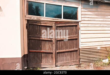 Une porte en bois d'un bâtiment abandonné avec une fenêtre sur le dessus (Marche, Italie, Europe) Banque D'Images