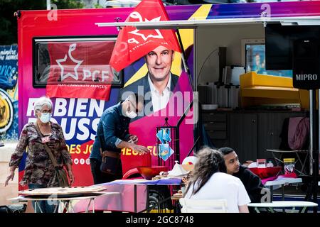 La Rochelle, France. 06e août 2021. La caravane d'été de PCF dans la scène de la Rochelle, France, le 06 août 2021. Fabien Roussel, candidat du PCF, lance une caravane d'été au départ de Marseille en juillet, en tournée en France par la côte française, pour rencontrer le pays. Photo par Pierrick Villette/avenir Pictures/ABACAPRESS.COM crédit: Abaca Press/Alay Live News Banque D'Images