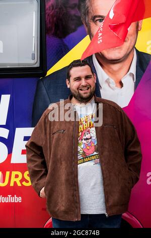 La Rochelle, France. 06e août 2021. La caravane d'été de PCF dans la scène de la Rochelle, France, le 06 août 2021. Fabien Roussel, candidat du PCF, lance une caravane d'été au départ de Marseille en juillet, en tournée en France par la côte française, pour rencontrer le pays. Photo par Pierrick Villette/avenir Pictures/ABACAPRESS.COM crédit: Abaca Press/Alay Live News Banque D'Images