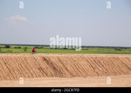 CAMBODGE - 28 MARS 2017 : cycliste dans les zones rurales du Cambodge pendant la journée Banque D'Images