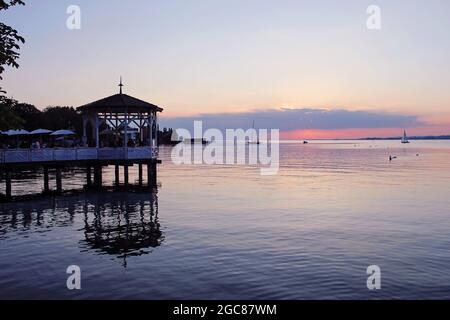 Magnifique coucher de soleil sur le lac de Constance à Bregenz, Autriche Banque D'Images