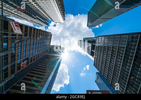 Big Cloud flotte au-dessus des gratte-ciels de Midtown Manhattan le 15 2021 mai à New York City, NY, États-Unis. Banque D'Images