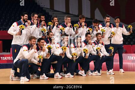 Tokio, Japon. 07e août 2021. Handball : Jeux olympiques, hommes, au stade national Yoyogi. L'équipe espagnole applaudit avec ses médailles de bronze. Credit: Marijan Murat/dpa/Alamy Live News Banque D'Images