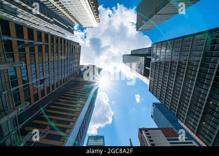 Big Cloud flotte au-dessus des gratte-ciels de Midtown Manhattan le 15 2021 mai à New York City, NY, États-Unis. Banque D'Images