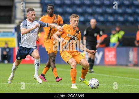 Preston, Royaume-Uni. 07e août 2021. Greg Docherty #8 de Hull City passe la balle à Preston, Royaume-Uni, le 8/7/2021. (Photo de Simon Whitehead/News Images/Sipa USA) crédit: SIPA USA/Alay Live News Banque D'Images