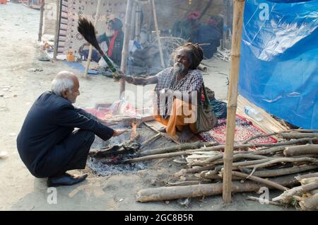 Sadhus dans un camp de transport à Kolkata, Bengale-Occidental. Banque D'Images