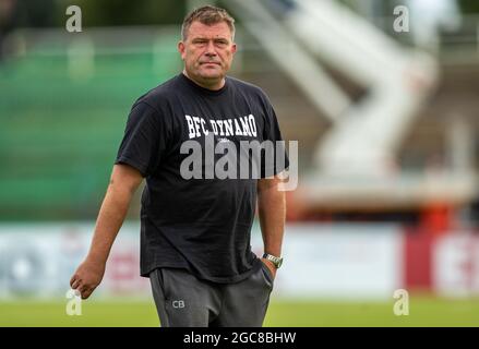 07 août 2021, Berlin: Football: Coupe DFB, BFC Dynamo - VfB Stuttgart, 1er tour, Sportforum Berlin. L'entraîneur Christian Benbennek de BFC Dynamo quitte le terrain avec un regard sérieux sur son visage après la défaite. NOTE IMPORTANTE: Conformément aux règlements de la DFL Deutsche Fußball Liga et de la DFB Deutscher Fußball-Bund, il est interdit d'utiliser ou d'avoir utilisé des photos prises dans le stade et/ou du match sous forme de séquences d'images et/ou de séries de photos de type vidéo. Photo: Andreas Gora/dpa - NOTE IMPORTANTE: Conformément aux règlements de la DFL Deutsche Fußball Liga et/ou Banque D'Images