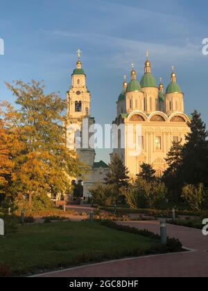 Cathédrale de l'Assomption et tour de la cloche dans le kremlin d'Astrakhan en Russie Banque D'Images