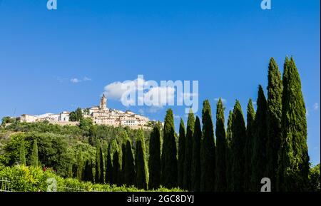 Trevi, une belle ville au sommet d'une colline surplombant la vallée de l'Ombrie en Italie. Banque D'Images