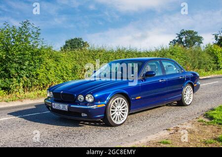 2005 Grande Jaguar V8 sport automatique 6 vitesses 3555cc berline essence en route vers Capesthorne Hall Classic July car show, Cheshire, Royaume-Uni Banque D'Images