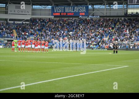 CARDIFF, ROYAUME-UNI. 7 AOÛT les joueurs des deux équipes font la queue pour un silence de quelques minutes en mémoire de tous les perdus par le virus Covid-19 lors du match du championnat Sky Bet entre Cardiff City et Barnsley au stade de Cardiff City, à Cardiff, le samedi 7 août 2021. (Credit: Jeff Thomas | MI News) Credit: MI News & Sport /Alay Live News Banque D'Images