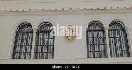 Détail d'un bouclier en pierre dans le Palais Ducal de Medina Sidonia à Sanlucar de Barrameda à Cadix, Andalousie, Espagne Banque D'Images