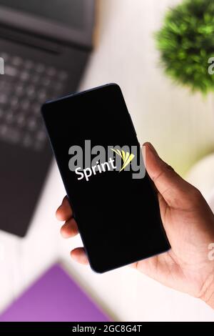 Assam, Inde - 6 août 2021 : image de stock du logo Sprint Corporation sur l'écran du téléphone. Banque D'Images