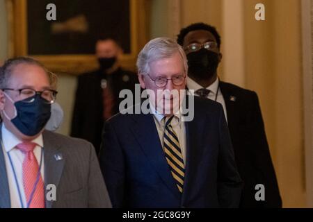 Washington, Vereinigte Staaten. 07e août 2021. Mitch McConnell, chef de la minorité au Sénat des États-Unis (républicain du Kentucky) arrive au Capitole des États-Unis alors que le Sénat se prépare à se réunir à Washington, DC, le samedi 7 août 2021. Credit: Rod Lamkey/CNP/dpa/Alay Live News Banque D'Images