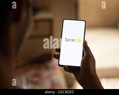 Assam, Inde - 6 août 2021 : image de stock du logo Sprint Corporation sur l'écran du téléphone. Banque D'Images