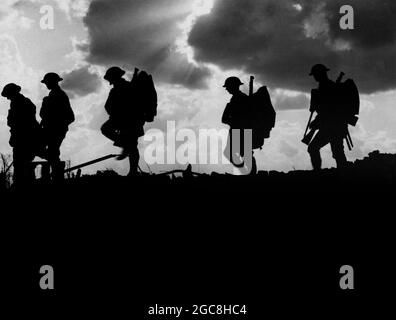 FREZENBURG, BELGIQUE - 04 octobre 1917 - des soldats du 8e Bataillon, East Yorkshire Regiment vont jusqu'à la ligne près de Frezenberg Belgique pendant le Banque D'Images