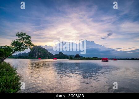 Pagode d'or dans le lac de Nui Lo à Ninh Binh Banque D'Images