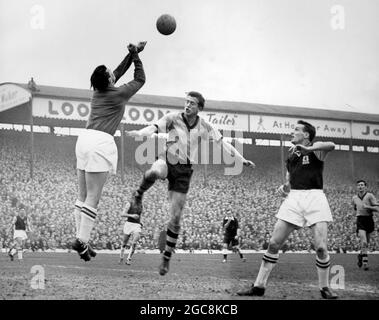 FA Cup demi-finale aux Hawthorns 26/3/1960 Wolverhampton Wanderers / Aston Villa. Le footballeur Peter Broadbent défie le gardien de but Nigel Sims, observé par Vic Crowe et Jimmy Murray. Match de football des années 1960 Banque D'Images