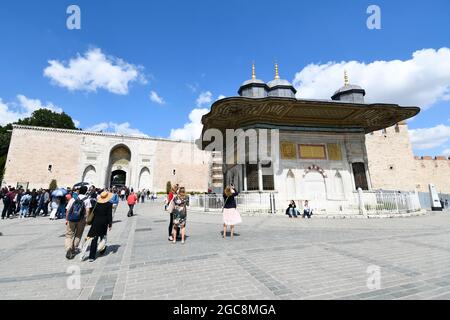 Istanbul, Turquie. Entrée principale du palais de Topkapi avec la fontaine du Sultan Ahmet en avant-plan Banque D'Images