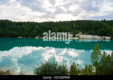 carrière de kaolin avec eau turquoise et argile blanche Banque D'Images