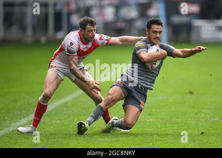 Franco Romain (32) de Catalans Dragons est attaqué par Mark Percival (4) de St Helens in, le 8/7/2021. (Photo de Craig Thomas/News Images/Sipa USA) crédit: SIPA USA/Alay Live News Banque D'Images