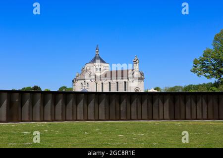 L'anneau de la mémoire (anneau de la mémoire) à Ablain-Saint-Nazaire, France avec +500 000 noms de victimes de la guerre mondiale qui sont mortes à pas-de-Calais Banque D'Images