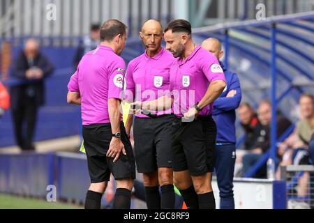 Birkenhead, Royaume-Uni. 07e août 2021. L'assistant des arbitres (l) est remplacé par le 4ème fonctionnaire (r). EFL Skybet football League Two Match, Tranmere Rovers v Walsall à Prenton Park, Birkenhead, Wirral le samedi 7 août 2021. Cette image ne peut être utilisée qu'à des fins éditoriales. Utilisation éditoriale uniquement, licence requise pour une utilisation commerciale. Aucune utilisation dans les Paris, les jeux ou les publications d'un seul club/ligue/joueur.pic par Chris Stading/Andrew Orchard sports Photography/Alamy Live News crédit: Andrew Orchard sports Photography/Alamy Live News Banque D'Images