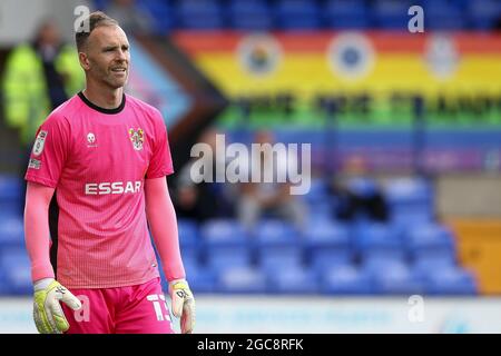 Birkenhead, Royaume-Uni. 07e août 2021. Le gardien de but de Tranmere Rovers Joe Murphy regarde dessus. EFL Skybet football League Two Match, Tranmere Rovers v Walsall à Prenton Park, Birkenhead, Wirral le samedi 7 août 2021. Cette image ne peut être utilisée qu'à des fins éditoriales. Utilisation éditoriale uniquement, licence requise pour une utilisation commerciale. Aucune utilisation dans les Paris, les jeux ou les publications d'un seul club/ligue/joueur.pic par Chris Stading/Andrew Orchard sports Photography/Alamy Live News crédit: Andrew Orchard sports Photography/Alamy Live News Banque D'Images