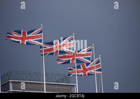 Plusieurs drapeaux Union Jack avec détail ciel gris.Londres, Royaume-Uni. Banque D'Images