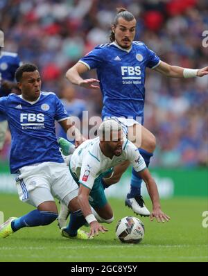 Ryan Bertrand Fouls Riyad Mahrez, Caglar Soyuncu Banque D'Images