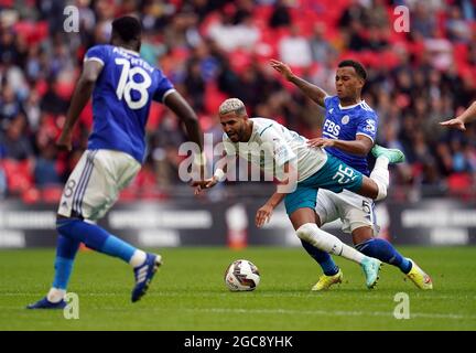 Ryan Bertrand, de Leicester City, s'attaque au Riyad Mahrez de Manchester City lors du match du FA Community Shield au stade Wembley, Londres. Date de la photo: Samedi 7 août 2021. Banque D'Images