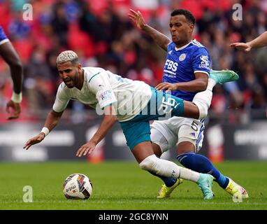 Ryan Bertrand, de Leicester City, s'attaque au Riyad Mahrez de Manchester City lors du match du FA Community Shield au stade Wembley, Londres. Date de la photo: Samedi 7 août 2021. Banque D'Images