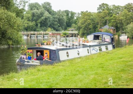 Péniche amarrée sur la Tamise à Abingdon sur le Thame Oxfordshire Banque D'Images