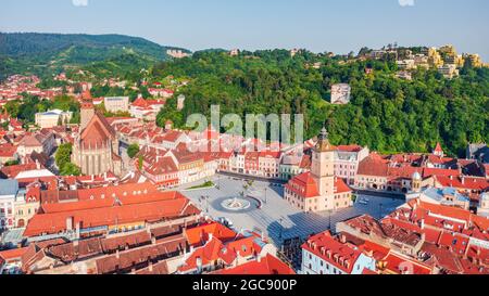 Brasov, Roumanie - vue aérienne de drone lever du soleil sur la place principale, la Tour Blanche et l'église noire, voyage en Transylvanie médiévale. Banque D'Images