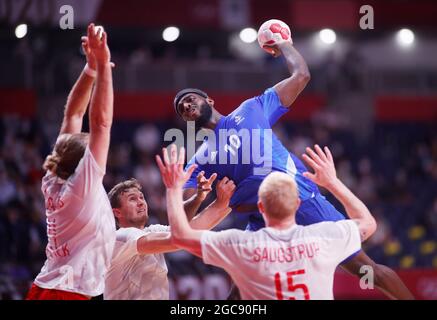 Tokyo, Japon. 7 août 2021. Dika Mem (en haut) de France participe à la finale de handball masculin entre la France et le Danemark aux Jeux Olympiques de Tokyo 2020 à Tokyo, au Japon, le 7 août 2021. Credit: FEI Maohua/Xinhua/Alamy Live News Banque D'Images