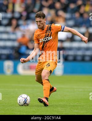 Preston, Royaume-Uni. 07e août 2021. Richard Smallwood #6 de Hull City passe la balle à Preston, Royaume-Uni, le 8/7/2021. (Photo de Simon Whitehead/News Images/Sipa USA) crédit: SIPA USA/Alay Live News Banque D'Images