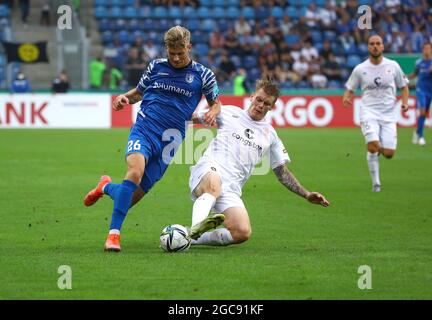 07 août 2021, Saxe-Anhalt, Magdeburg: Football: Coupe DFB, saison 2021/22, 1er FC Magdeburg - FC St. Pauli, 1er tour à MDCC Arena. Jan-Luca Schuler de Magdeburg (l) lutte pour le ballon avec Eric Smith du FC St. Pauli. NOTE IMPORTANTE: Conformément aux règlements de la DFL Deutsche Fußball Liga et de la DFB Deutscher Fußball-Bund, il est interdit d'utiliser ou d'avoir utilisé des photos prises dans le stade et/ou du match sous forme de séquences d'images et/ou de séries de photos de type vidéo. Photo: Eroll Popova/dpa-Zentralbild/dpa - NOTE IMPORTANTE: Conformément aux règlements du DFL D. Banque D'Images